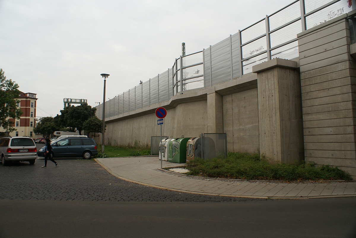 Puschkinstraße, adjacent retaining wall
