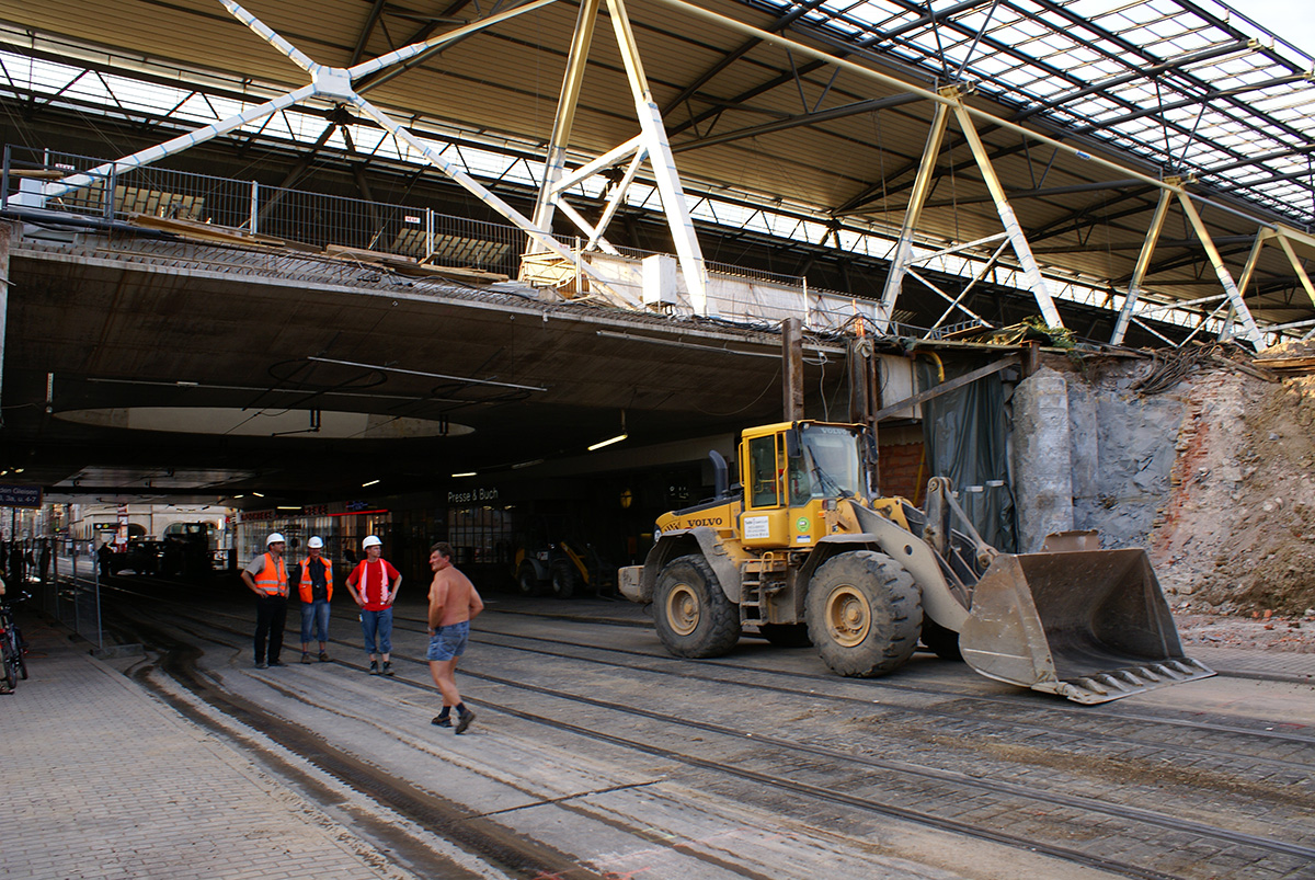 Installation of supports for the station concourse roof