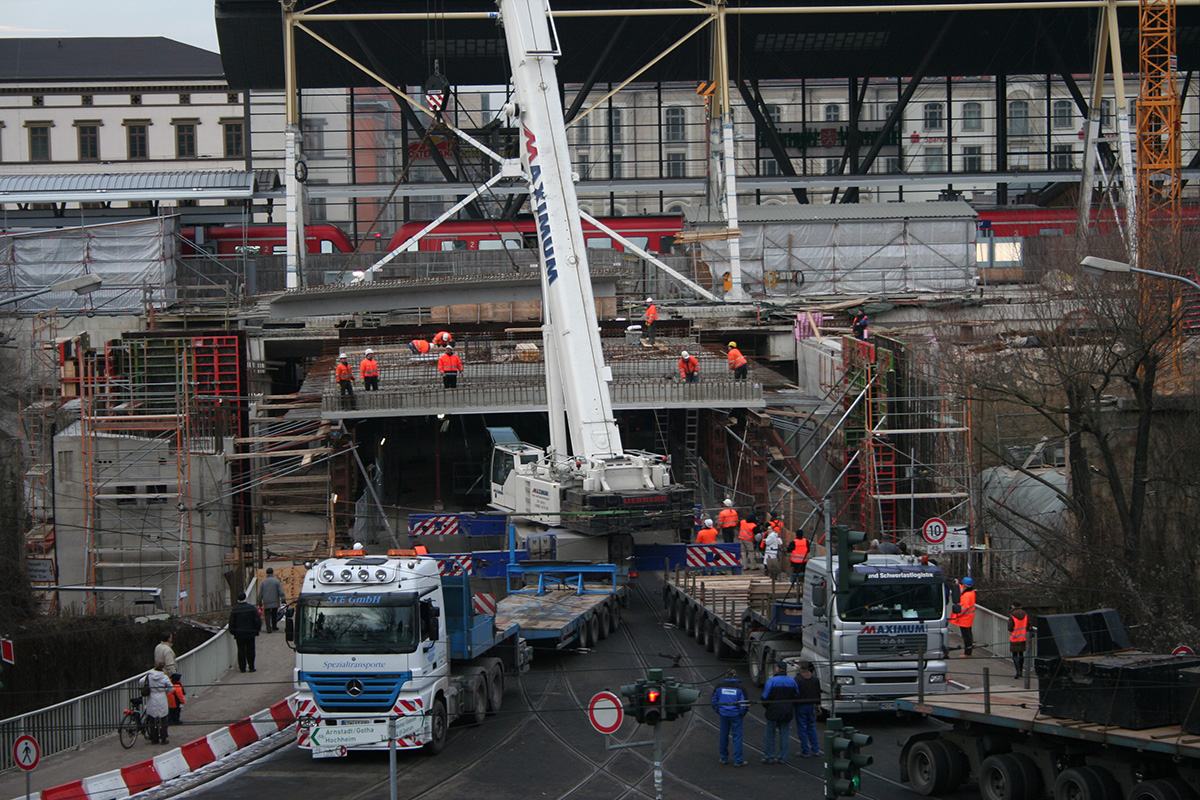 Installation of the superstructure at the northern end